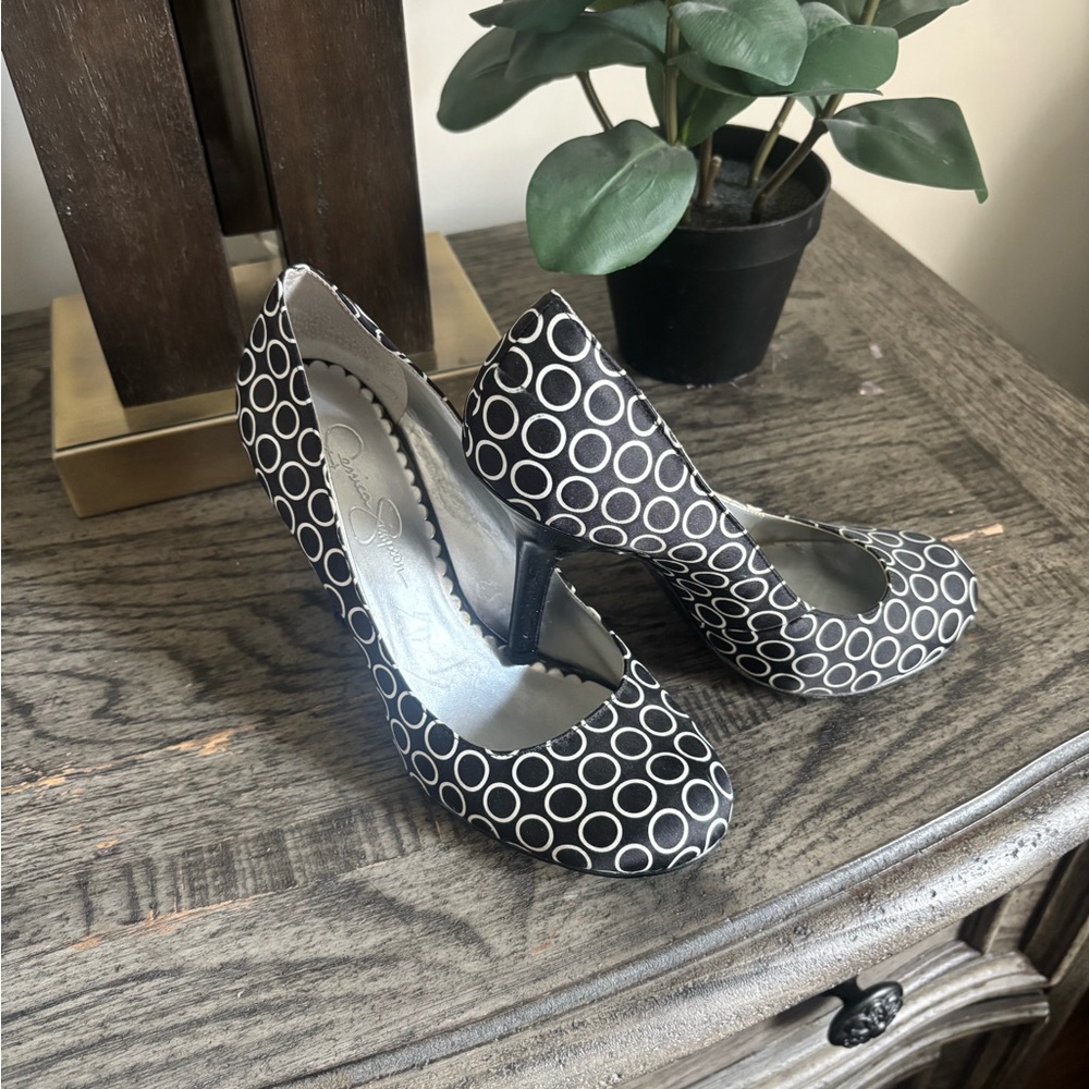 Jessica Simpson Circle Pattern Heels in Black and White